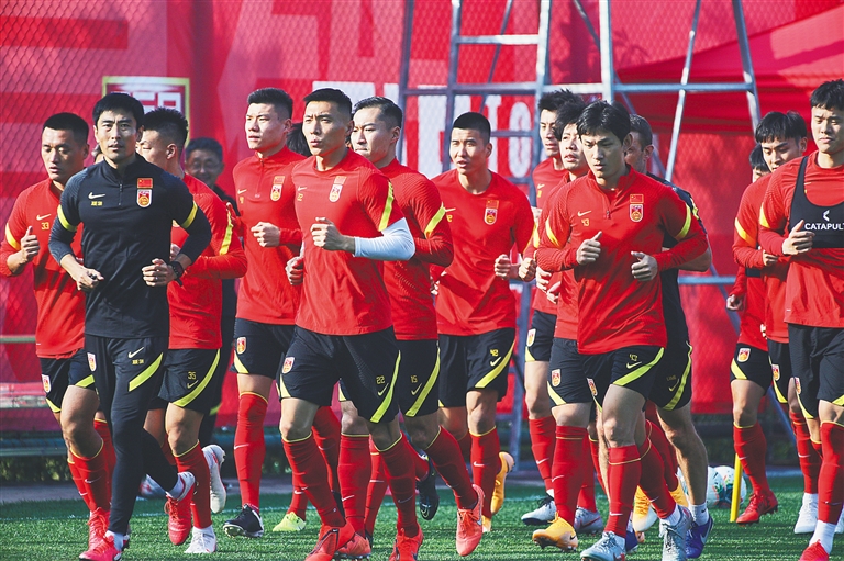 T1近期状态火热拿下九连胜，以13-1的成绩位于积分榜第一，紧随其后的是DK和GEN